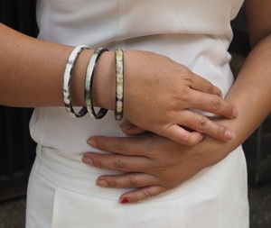 Élégant nouveau bracelet manchette en corne de buffle pour les femmes Design animal à la mode pour les mariages et les fêtes Accessoire en agate - Product Image 1