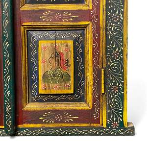 Fenêtre en bois peinte à la main avec des caractéristiques de design traditionnel, motif portrait - Product Image 4