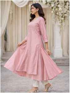 Conjunto de Kurta Lavable de Seda/Algodón Satinado Rosa con Bordado, Cuello Doble Capa, Manga Raglán y Pantalones Rectos - Product Image 2