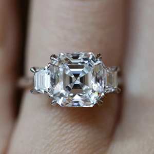 Bague de trilogie de luxe Asscher Cut avec côtés trapézoïdaux coupés à la main 4.7 carats Moissanite Bague de mariage de style célébrité faite à la main - Product Image 1
