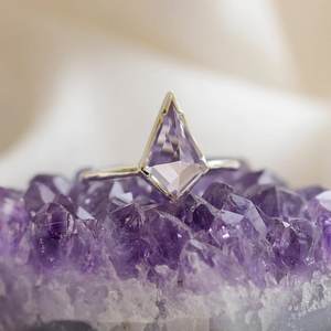 Anillos de Plata de Ley 925 con Baño de Oro y Piedra de Amatista Tallada en Forma de Cometa, Estilo Clásico Minimalista con Engaste de Puntas, para Mujer, para Bodas, Aniversarios y Fiestas - Product Image 3