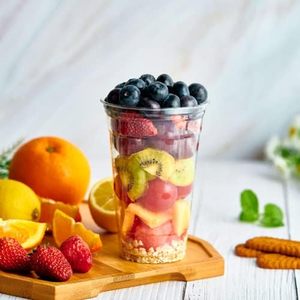 Vente chaude tasses transparentes impression multicolore dernière conception couvercle plat pour jus smoothies salade de fruits boissons froides 20 oz plastique PET - Product Image 1