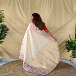 Sari en soie douce et élégante VASTRA COTTAGE avec bordures Patola Meenakari, pallu riche tissé avec des motifs tout au long et des boutons assortis, et un chemisier assorti - Product Image 5