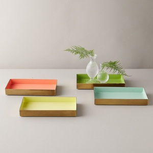 La bandeja de servicio de metal con acabado negro crea una presentación lujosa, perfecta para cenas de lujo, banquetes y eventos glamorosos - Product Image 5