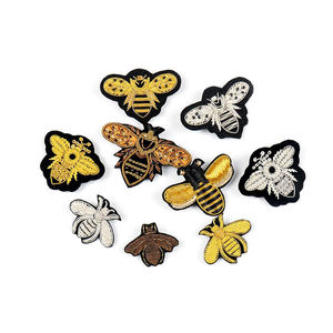 Broches de alambre de lingotes de alta calidad de diseño personalizado con bordado de encaje, broches de abejas de tela de chenilla de Color personalizado - Product Image 1