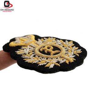 Badges brodés Zari personnalisés, design décoratif en fil métallique, finition premium pour accessoires vestimentaires, en vente en ligne - Product Image 3