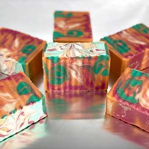 Savon Solide Artisanal Tropical Vacay 170g avec Beurre de Karité, Acide Kojique et Curcuma pour Tous Types de Peau - Product Image 1