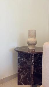 Vase incurvé en pierre de travertin élégant, design texturé artisanal, décoration minimaliste moderne, accent pour les pampas et la mise en scène florale - Product Image 3