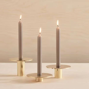 Candelabro de Metal Tallado con Detalles Intrincados que Reflejan Patrones Detallados con Impresionantes Sombras Iluminadas - Product Image 1