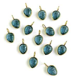 Colgante de hoja de plata 925 de Topacio Azul de Londres de alta calidad, abalorios de hoja tallada de piedra suelta para joyería, venta al por mayor, tallado de hojas de piedras preciosas - Product Image 1
