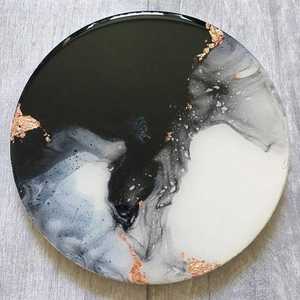 Ensemble de sous-verres en résine faits à la main avec tapis en époxy scintillant floral séché parfait pour la décoration de table élégante et l'utilisation de cadeaux à la maison - Product Image 5