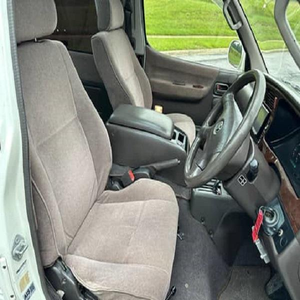 HIACE Super Custom Living Saloon 2015 Usada con Volante a la Izquierda, Asientos de Cuero, Cámara Trasera, Pantalla Táctil y Techo Corredizo - Product Image 4