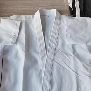 ชุดคาราเต้คุณภาพสูงสำหรับฝึกซ้อมและการแข่งขัน ปักโลโก้ตามสั่ง พร้อมเข็มขัด - Product Image 3