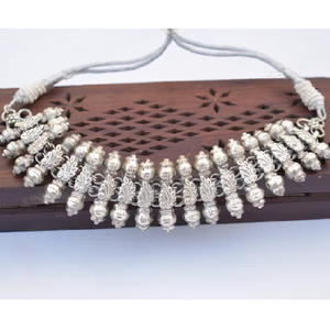 Hermoso último diseño de alta calidad plata aspecto igual blanco pulido latón Material gargantilla Collar para mujeres y niñas - Product Image 1