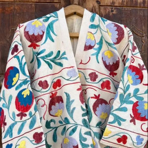 Suzani เสื้อแจ็คเก็ตปักลายสำหรับผู้หญิง, เสื้อโค้ทแฟชั่นแขนยาวเสื้อปักลายทำด้วยมือสไตล์อินเดีย - Product Image 1