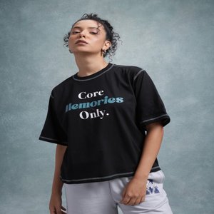 เสื้อยืดสีดำสำหรับผู้หญิงพิมพ์ลายพิมพ์ตัวอักษรความยาวปกติคอกลมสั้นเสื้อถักแขนไหล่ตกเสื้อยืดผ้าฝ้าย - Product Image 1