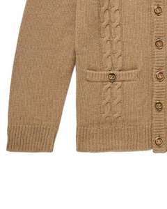 Pull en tricot côtelé beige camel pour homme avec poches avant et fermeture à boutons pour un style décontracté et chaud en hiver - Product Image 5