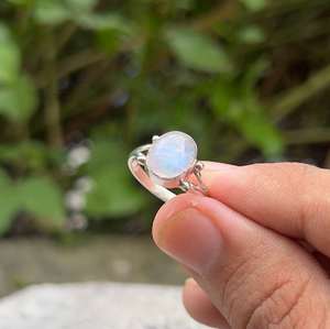 Bague artisanale vintage fantaisie en pierre de lune arc-en-ciel, en argent sterling 925, bijou en pierre précieuse naturelle, cadeau pour elle, pour mariage ou fête - Product Image 2