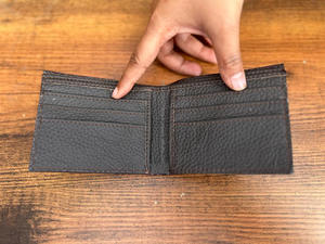 Nueva billetera de cuero grabada única y elegante, billetera plegable de cuero tallada a mano para hombre, monedero de cuero elegante con herramientas manuales personalizadas - Product Image 5