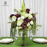Centre de table en fleurs d'hortensia rouge vin, de calla et de rose pour la décoration de réception de mariage