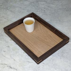 Plateau de rangement et de service moderne aux lignes épurées, côtés surélevés, surface lisse, parfait pour organiser la salle à manger et la maison élégante - Product Image 3