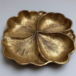 Serveur de fruits secs en aluminium élégant avec trois compartiments de feuilles connectés en finition or antique conçu pour la décoration - Product Image 5