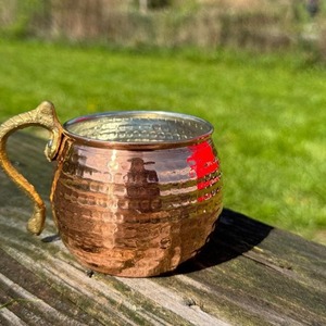 Mug à mule en cuivre métallique avec des illustrations martelées classiques et des détails faits à la main pour servir des boissons ou des jus de fruits traditionnels - Product Image 3
