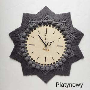 Horloge murale en macramé blanche élégante pour les intérieurs contemporains, offrant une décoration murale artistique et un style fonctionnel en provenance d'Inde - Product Image 2
