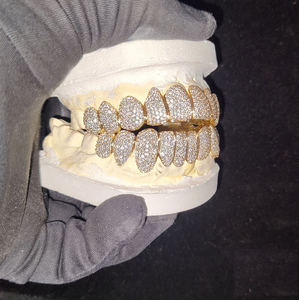 Conjunto completo de alta calidad CZ Diamond Iced Grillz para joyería de Hip Hop para artistas Showrooms Compromiso Exportación directa disponible para - Product Image 4