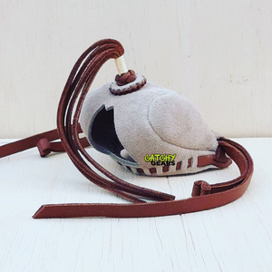 Capucha árabe de cuero genuino estilo Qatar para llamada de juego de cetrería con tirantes de cuero para cazar en Kuwait - Product Image 4