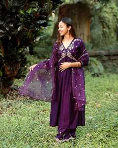 Hermosa colección Kurti-Palazzo de color púrpura, telas de seda Chinon con bordado de secuencia, trabajo para mujer - Product Image 1