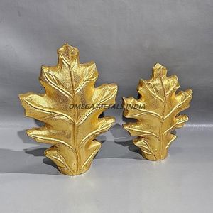 Vases décoratifs en métal doré fabriqués à la main avec un superbe motif inspiré des feuilles pour un style intérieur moderne et classique - Product Image 3
