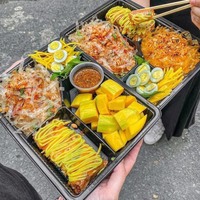 Prêt à expédier Le plus vendu 2025 Prix d'usine bon marché Contenant alimentaire jetable en plastique avec couvercle couleur noire Boîte à lunch à emporter
