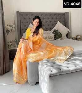 Les femmes portent la soie de Rangoli avec le travail de broderie de motif de Pallu de fantaisie et la bordure de travail coupée Saree avec le chemisier de travail de séquence de velours - Product Image 4