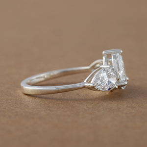 Bague de fiançailles en or massif 18 carats avec diamants taille poire de laboratoire Certificat IGI Bague cadeau luxueuse sertie de 3 pierres pour femme - Product Image 3