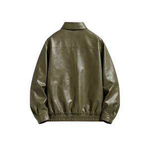 C'est une veste bomber en similicuir surdimensionnée pour homme en vert olive. - Product Image 4