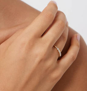 Anillo de Compromiso y Matrimonio Clásico Minimalista para Mujer, Chapado en Oro de 18K, Plata de Ley 925 con Moissanita Engastada en Bisel - Product Image 5