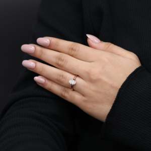 Bague de fiançailles solitaire en diamant de laboratoire taille ovale, design à tige fendue, argent sterling/or blanc, clarté VS1, bague en argent sterling 925 - Product Image 5
