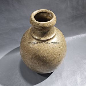 แจกันโลหะสีน้ำตาลที่ปรับแต่งได้หรูหราพร้อมพื้นผิวแบบพรีเมี่ยมและรูปทรงกลมที่ทันสมัยเหมาะสำหรับการตกแต่งภายในที่หรูหราและคลาสสิก - Product Image 1