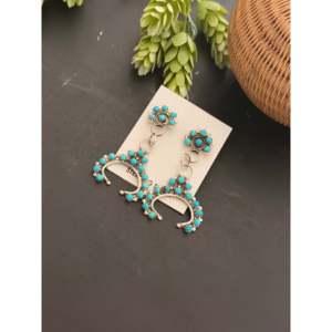 Boucles d'oreilles pendantes Joan Cheama en turquoise Kingman et argent sterling, motif floral - Product Image 3