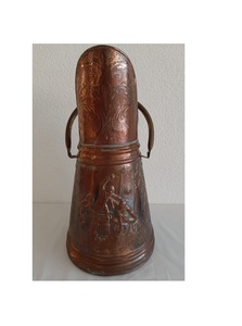 Cubo de carbón de cobre adornado recién llegado con detalles esculpidos y forma tradicional perfecta para entornos de chimenea patrimoniales - Product Image 3