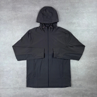 Venta al por mayor de fábrica: Conjuntos de cortavientos ecológicos estampados para hombre, estilo urbano de invierno, chaquetas con capucha de color personalizado y cordón ajustable.
