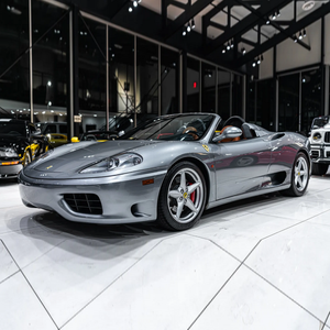 Clásico Ford Mustang 360 Spider 2001 - Convertible de Lujo con Motor de Ocho Cilindros de 3.6L, Tracción Trasera Automática y Bajo Kilometraje - Product Image 1