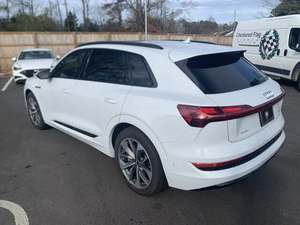 Audi e-tron Premium Plus quattro SUV AWD 2021 avec une autonomie NEDC de 500-600 km, une batterie de 90-110 kWh, une puissance de 300 kW et un couple de 500 Nm - Product Image 3
