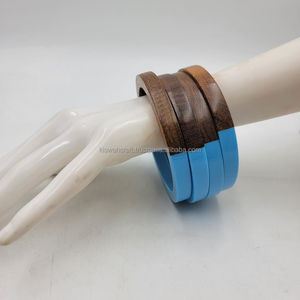 Brazalete de Madera y Resina Ecológico de Diseño Personalizado y Estilo Lujoso con Detalles de Perlas y Diamantes en Cualquier Color - Product Image 5