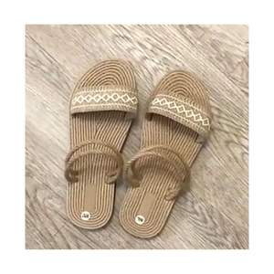 Sandales légères de plage en jonc de mer taille personnalisée Vietnam prix de gros direct d'usine sandales de plage de vente pas cher pour tous les sexes - Product Image 4