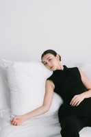 Veste sans manches élégante en tissu triacétate avec boutons cachés et ceinture, vestes pour femmes avec jupe midi, VESTE COURTE FRANI de WHITEANT