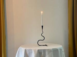 Candelero de metal elegante y con estilo de la mejor calidad, ideal para decoración de oficina en casa, disponible a precio mayorista - Product Image 2