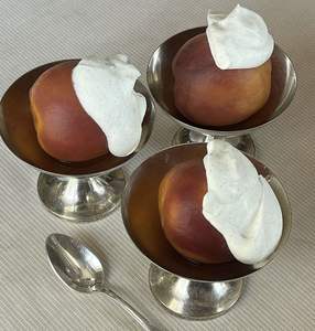 Elegante vajilla de helado de acero inoxidable con diseño minimalista para una cocina o comedor elegante y moderna - Product Image 1