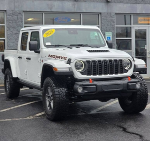 Jeep Gladiator Mojave 2025 USADO, Cabina Doble, 4x4, Automático, Volante a la Izquierda, Asientos de Cuero Oscuro, Neumáticos R19, Euro IV, Luces Diurnas LED - Product Image 1